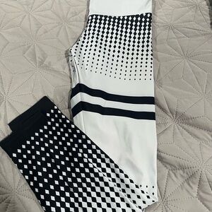Scrunch butt Black and White Geometric Leggings